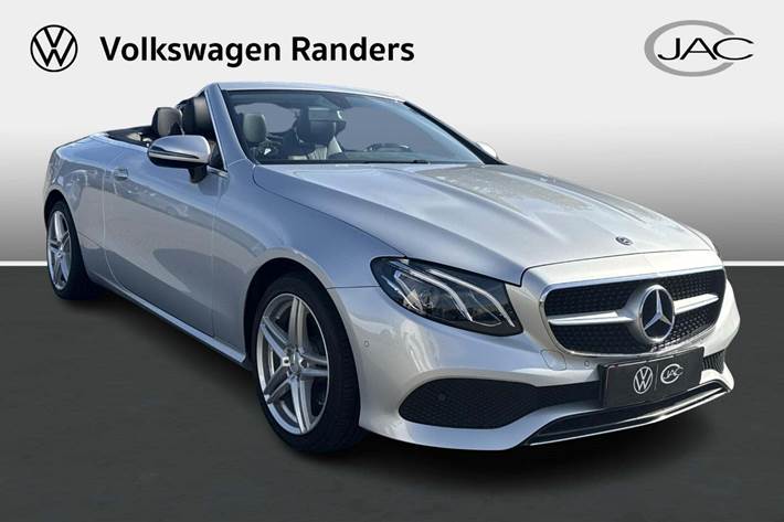 Sølv Mercedes E200 fra 2018 set udefra