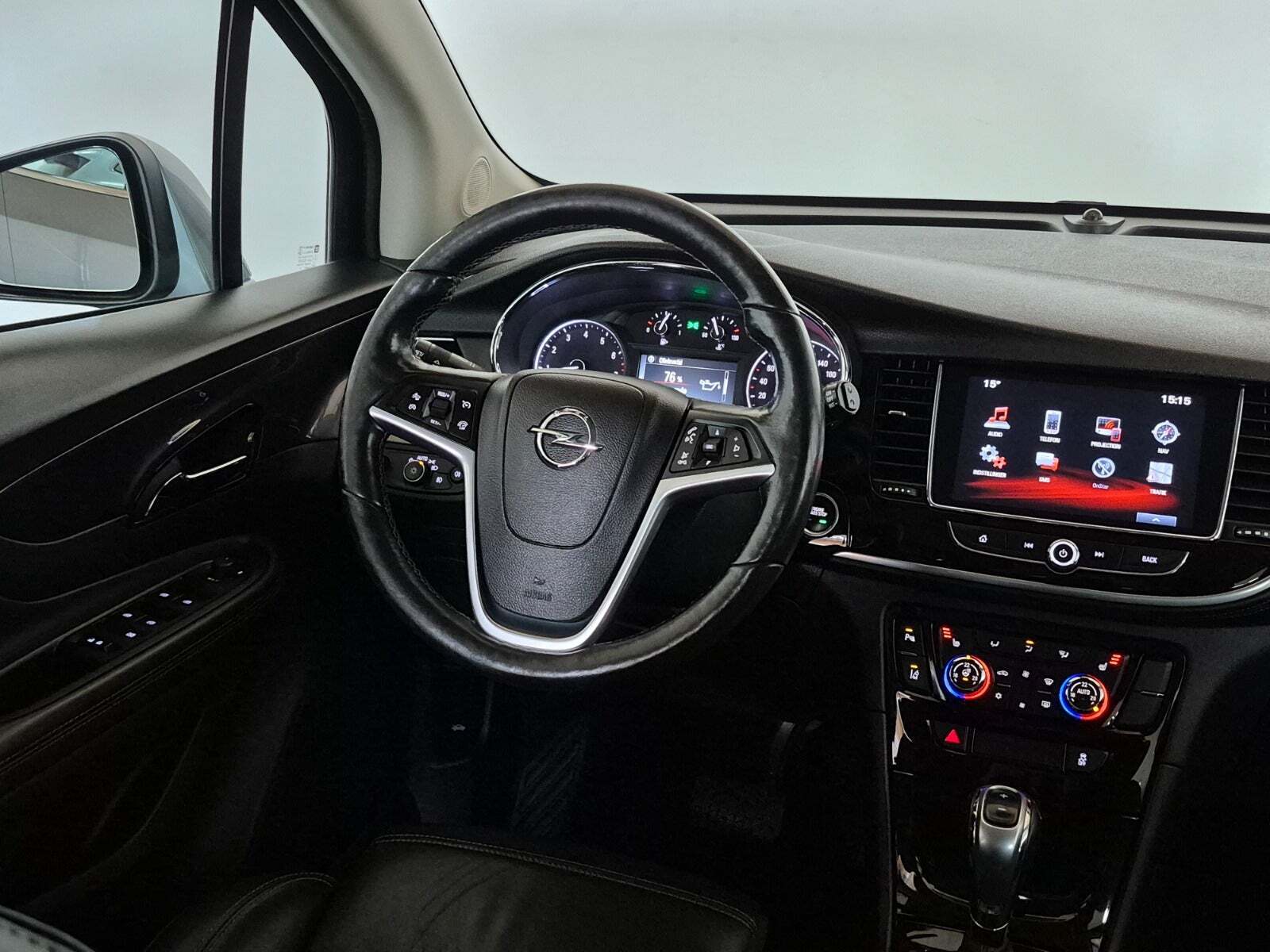 Grå Opel Mokka X fra 2017 set indefra