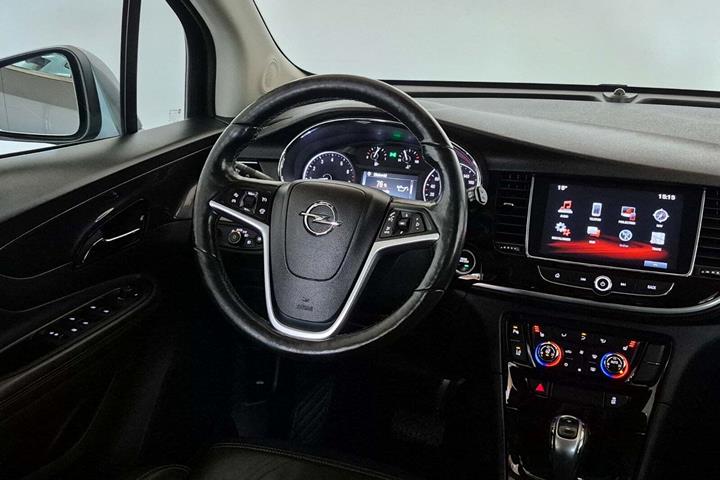 Grå Opel Mokka X fra 2017 set indefra