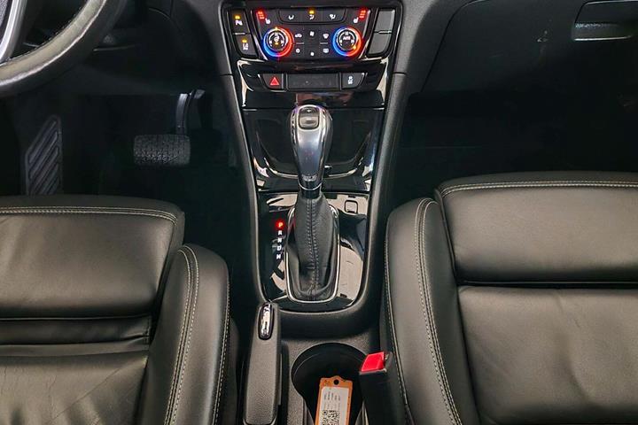 Grå Opel Mokka X fra 2017 set indefra