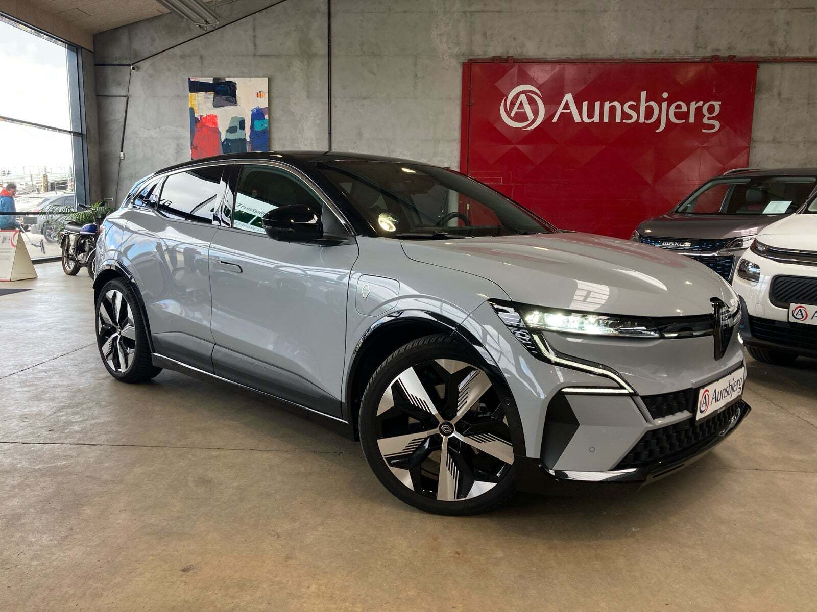 Grå Renault Megane E-Tech fra 2023 set udefra