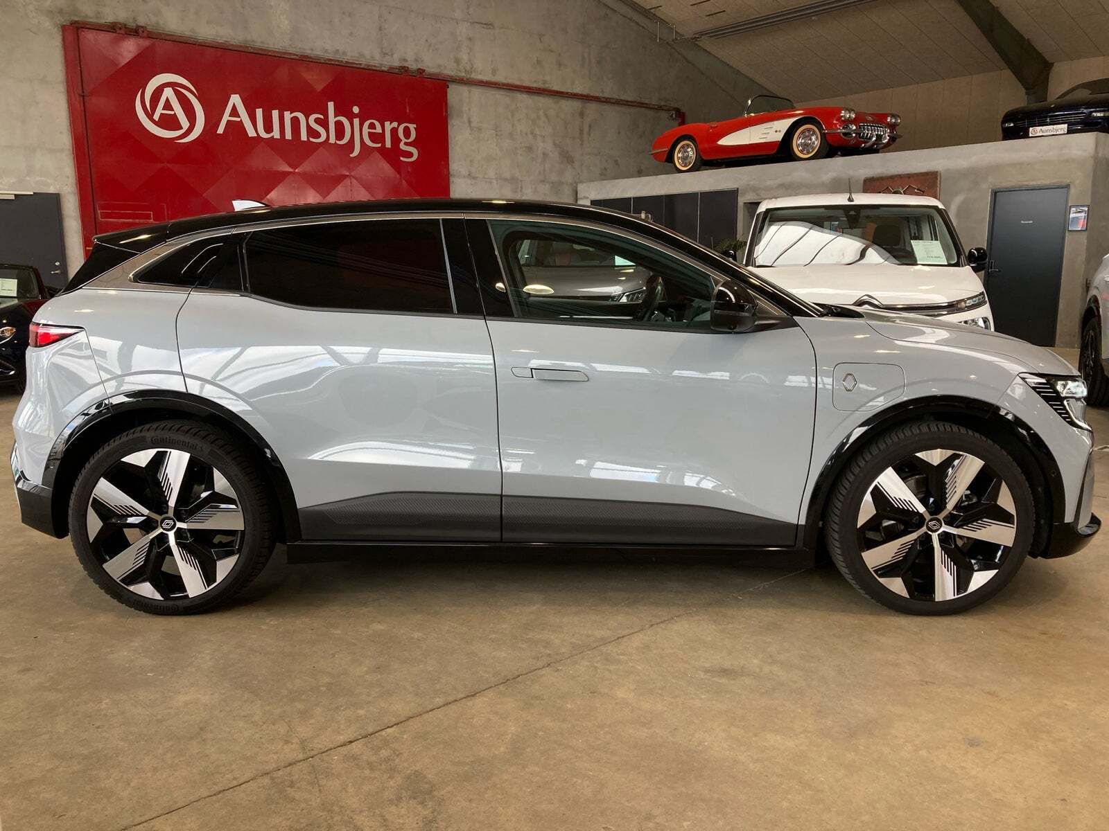 Grå Renault Megane E-Tech fra 2023