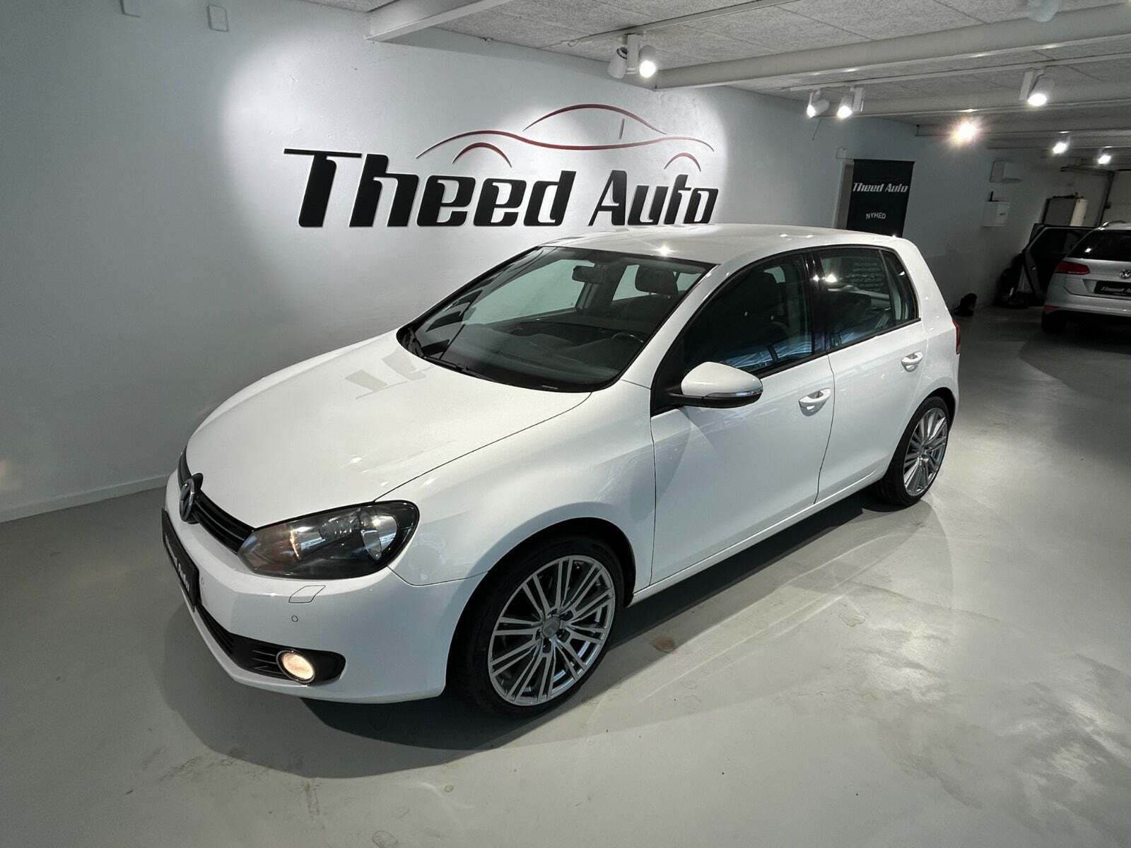 Hvid VW Golf VI fra 2010 set udefra