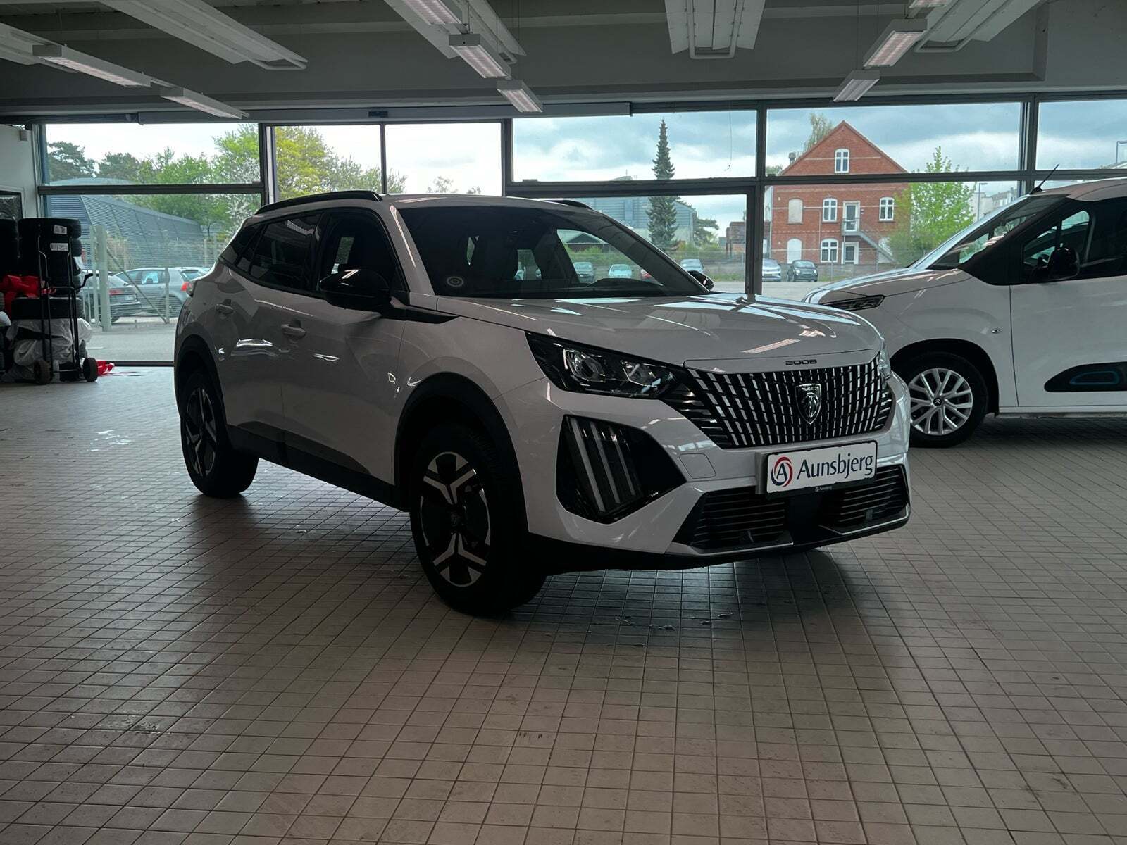 Hvid Peugeot 2008 fra 2023 set udefra