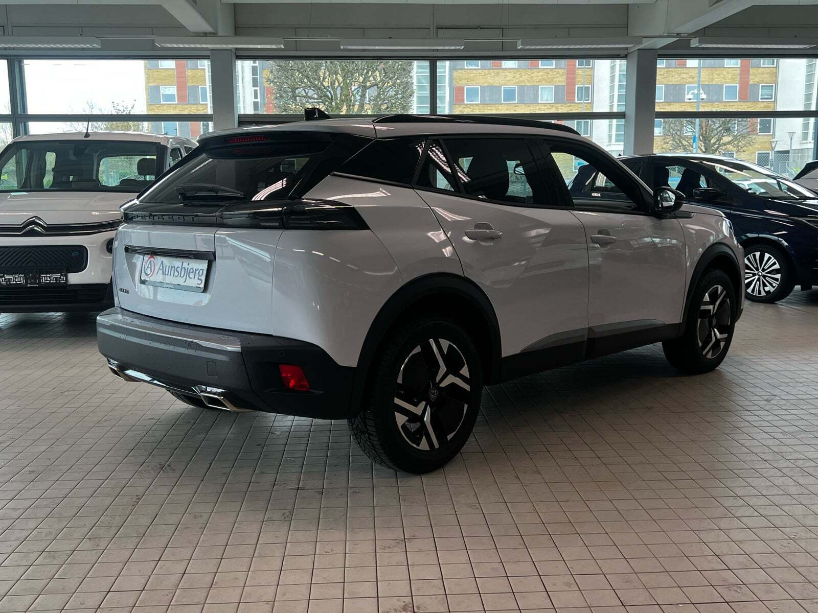 Hvid Peugeot 2008 fra 2023