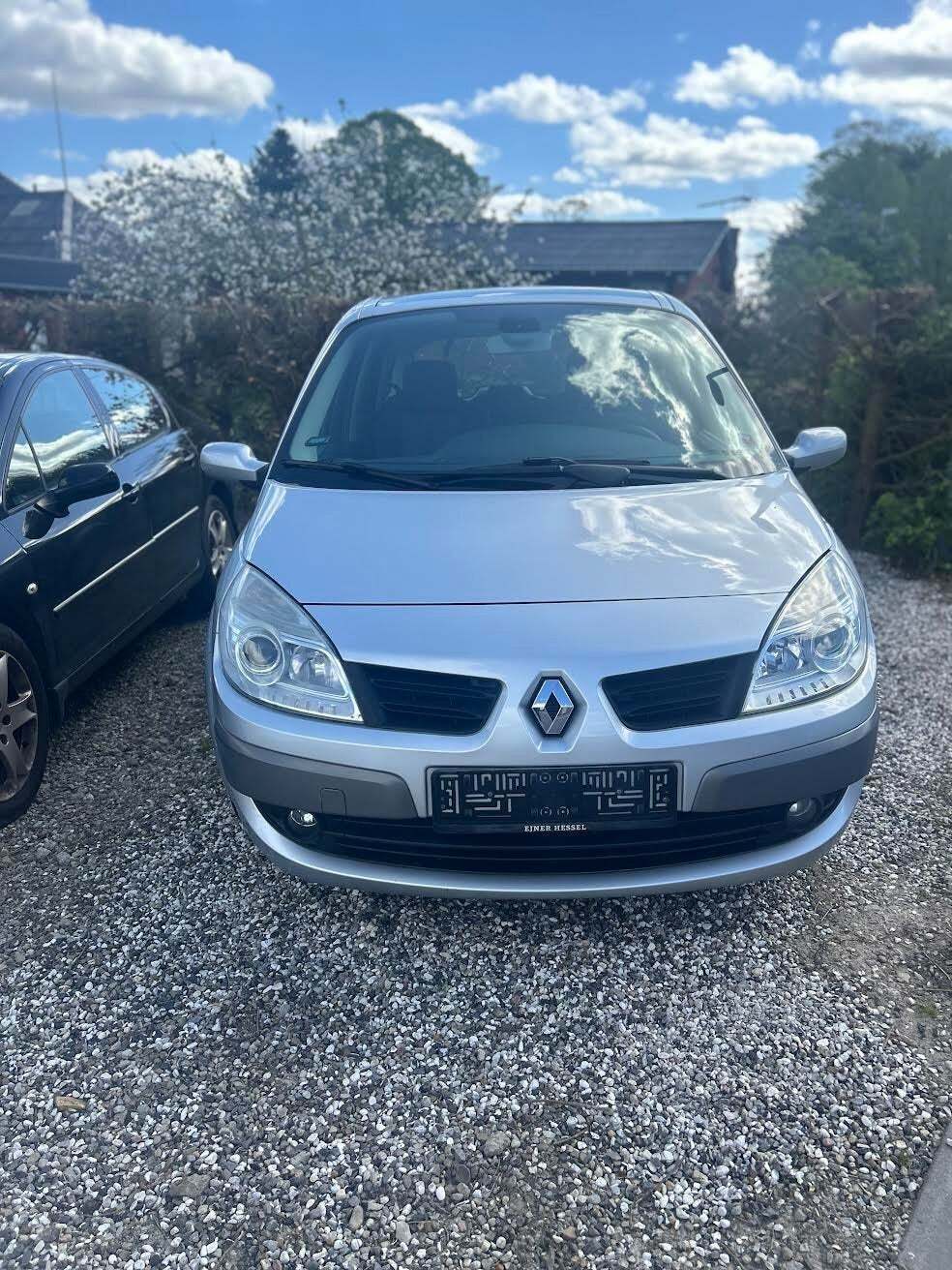 Sølv Renault Scenic II fra 2007