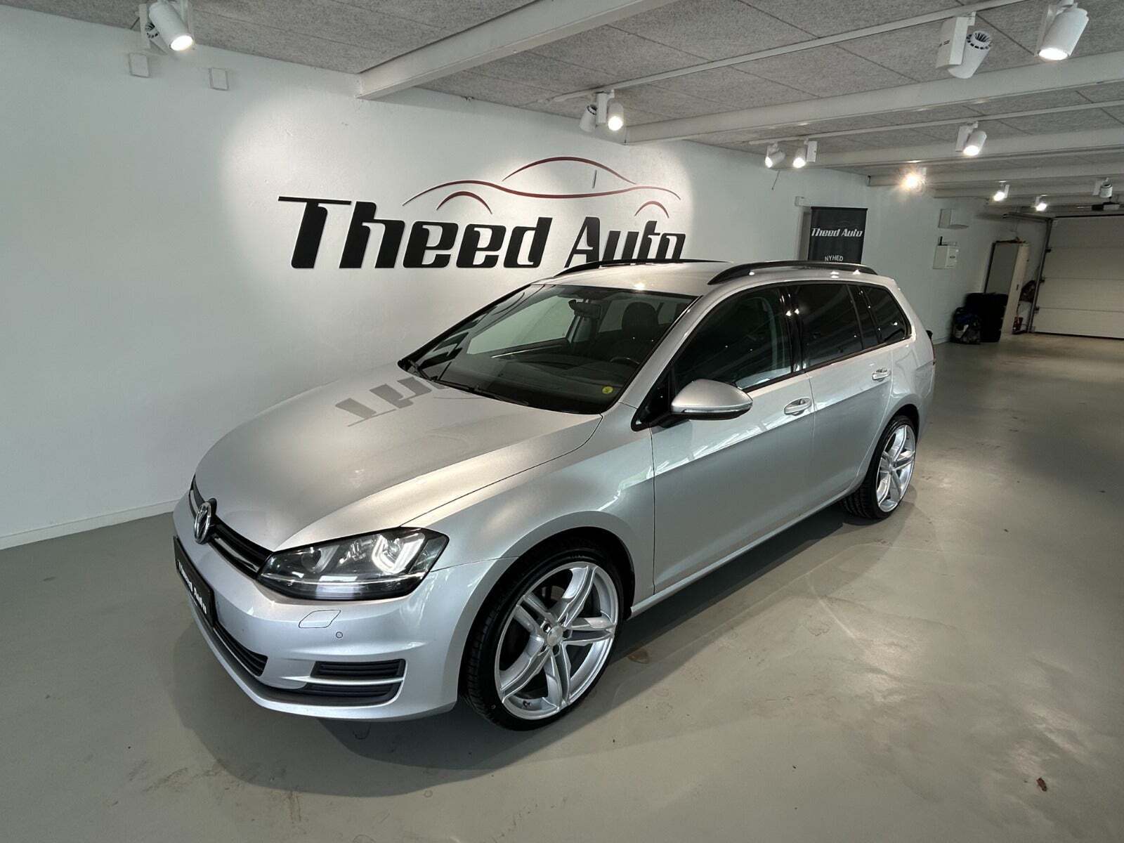 Sølv VW Golf VII fra 2013 set udefra