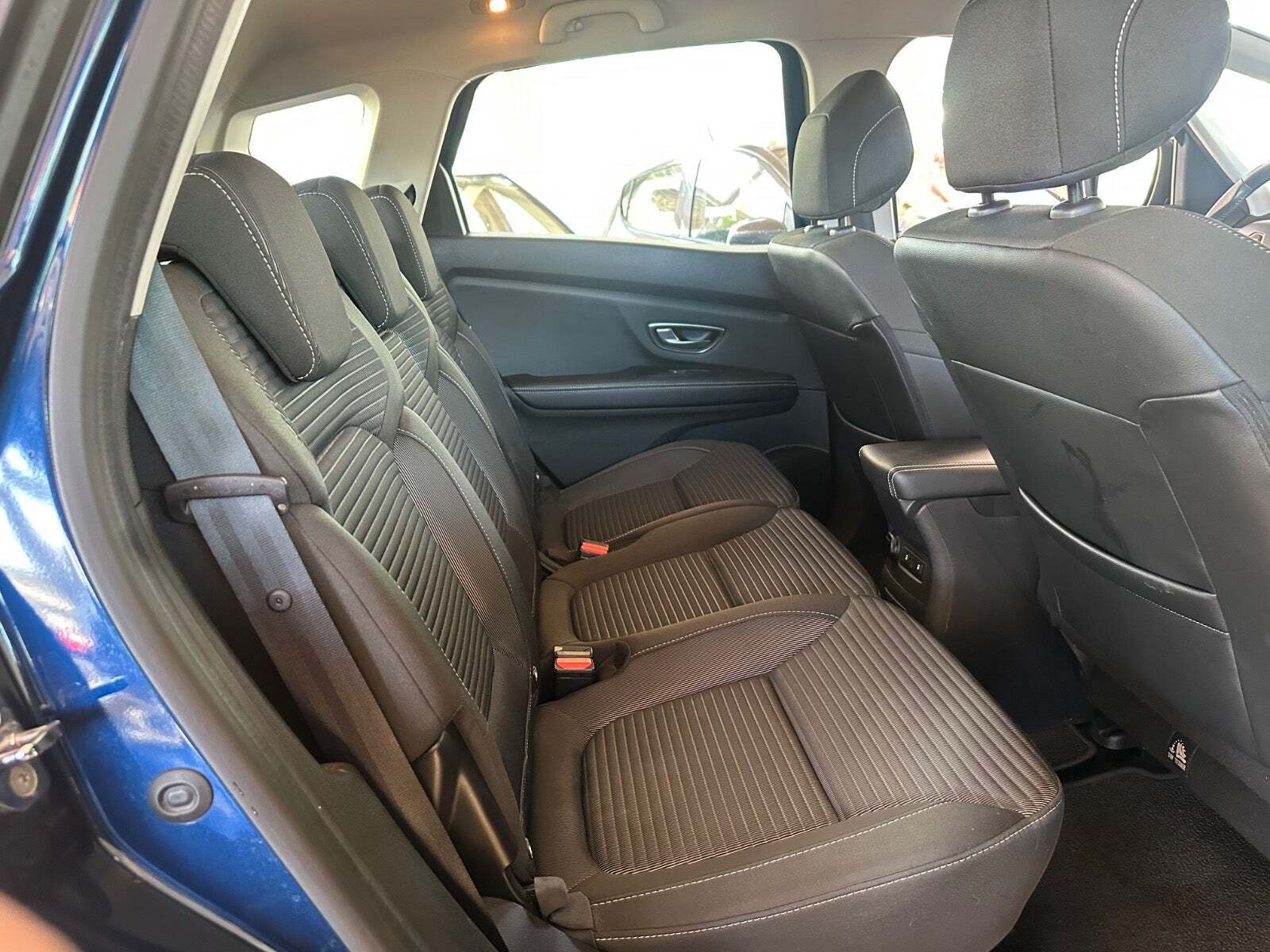 Blå Renault Scenic IV fra 2018 set indefra