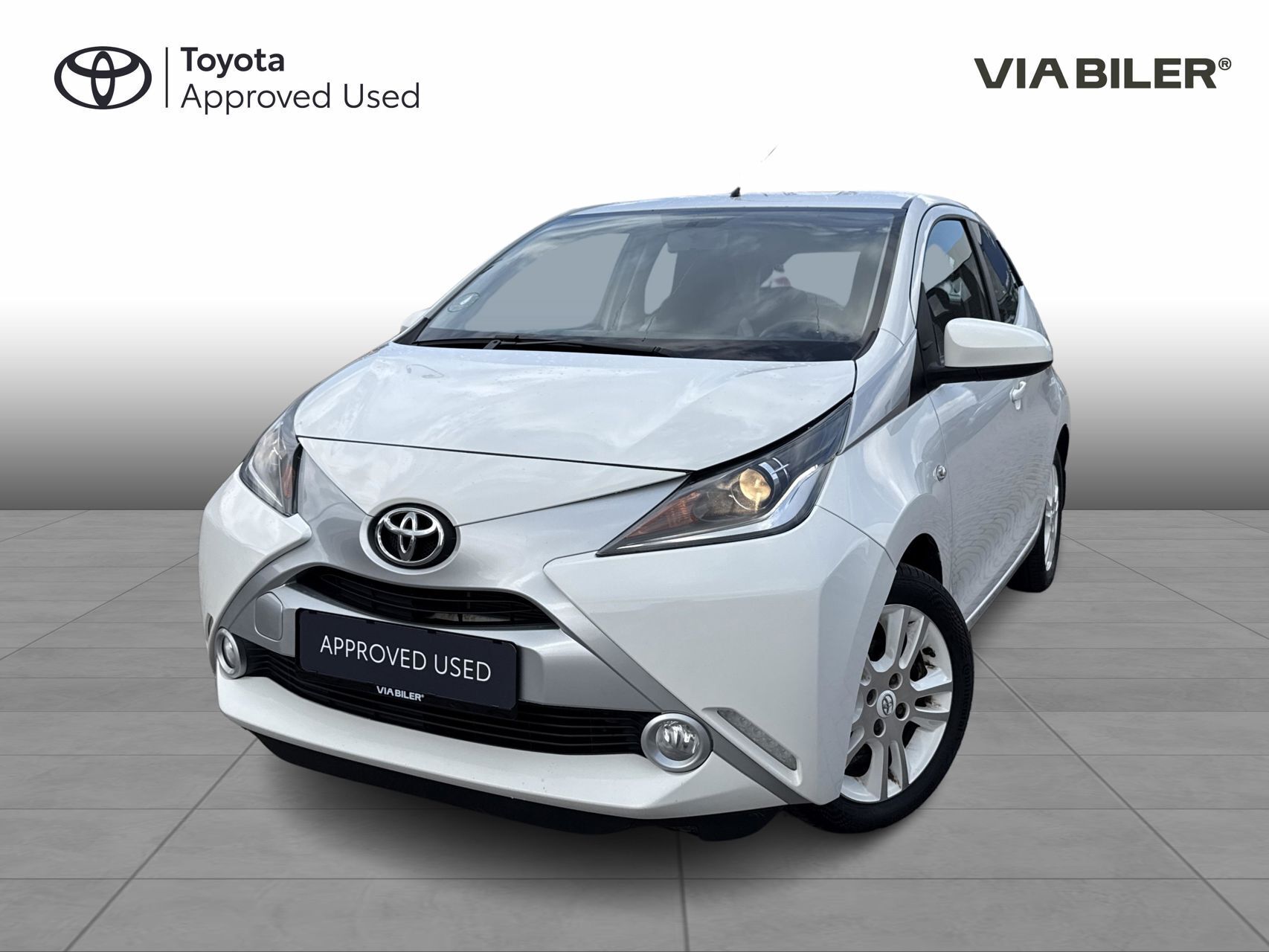 Hvid Toyota Aygo fra 2016 set udefra