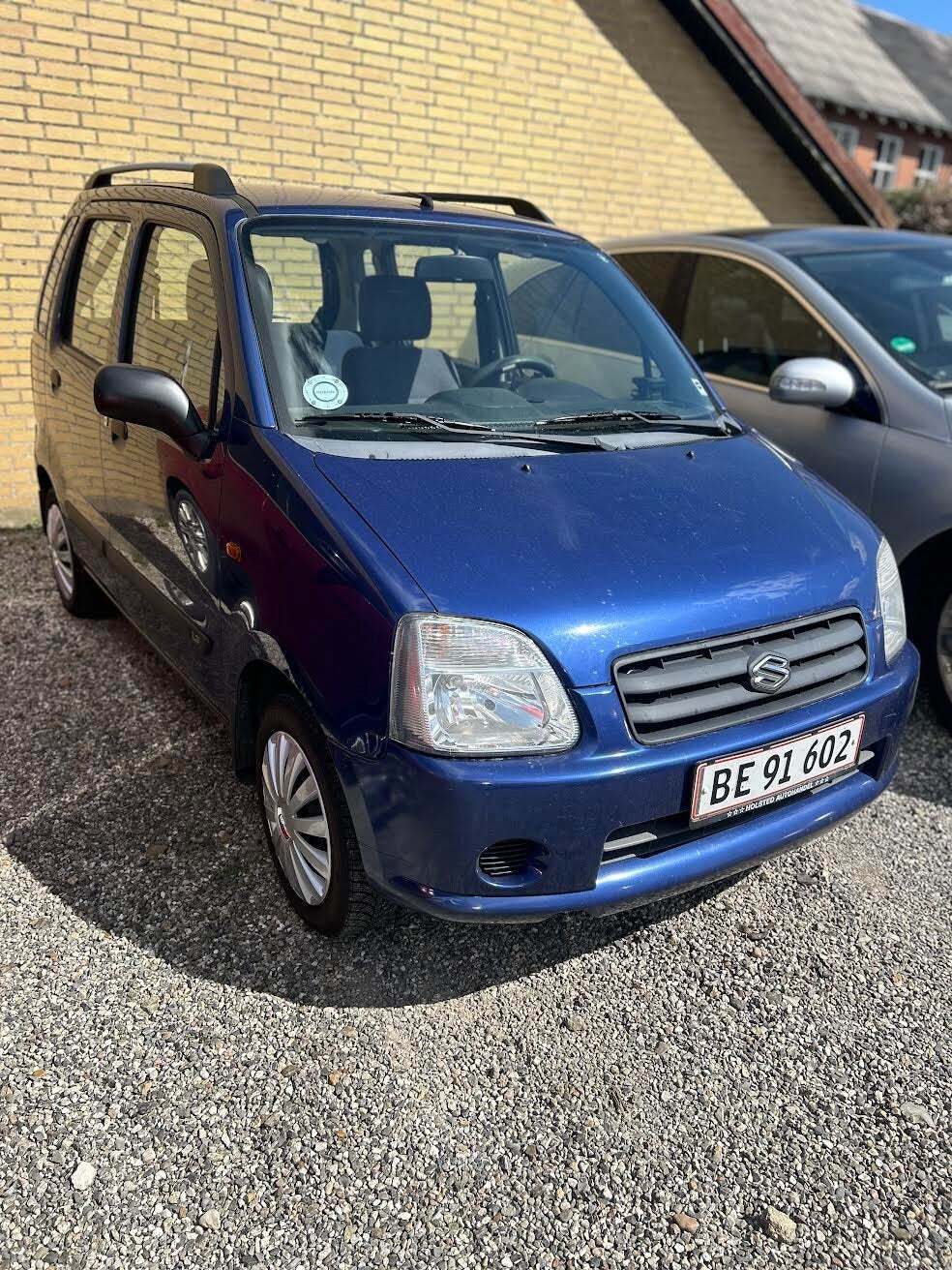 Blå Suzuki Wagon R fra 2004 set udefra