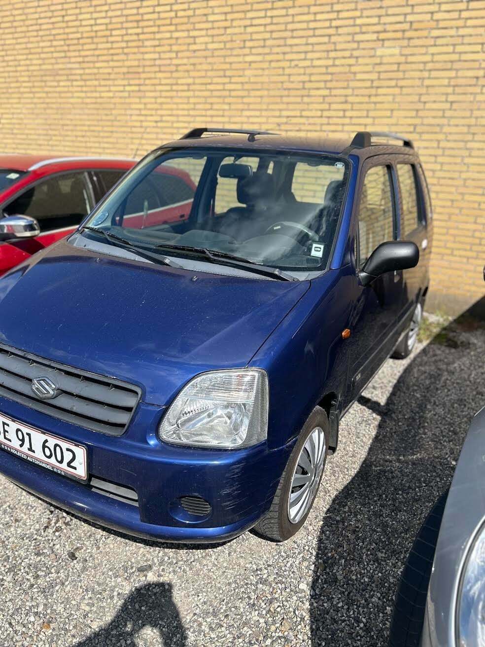 Blå Suzuki Wagon R fra 2004 set udefra