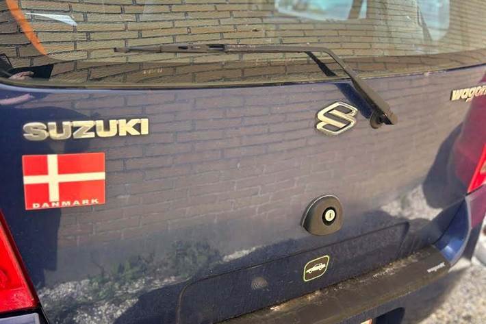 Blå Suzuki Wagon R fra 2004 set udefra