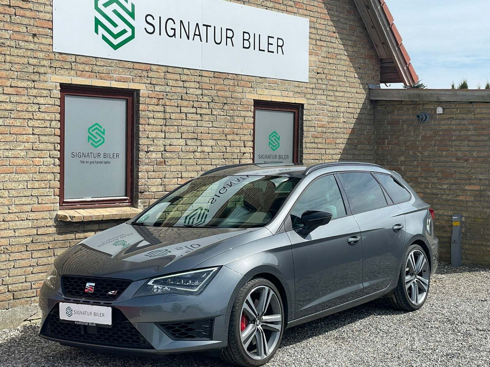 Grå Seat Leon fra 2017 set udefra
