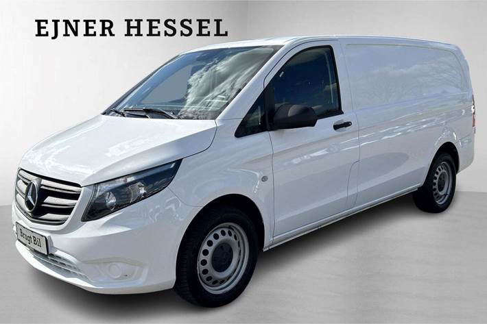 Hvid Mercedes Vito 114 fra 2022 set udefra