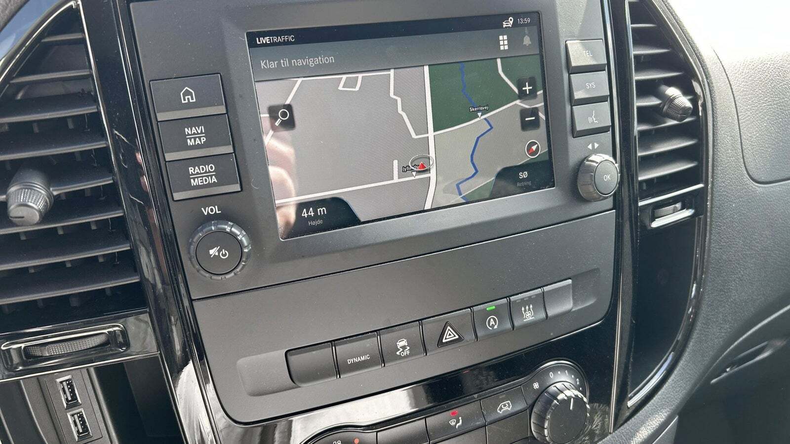 Hvid Mercedes Vito 114 fra 2022