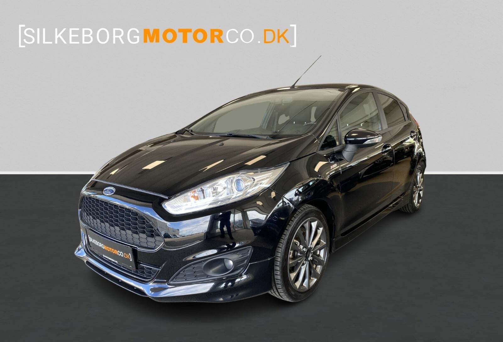 Sort Ford Fiesta fra 2017 set udefra