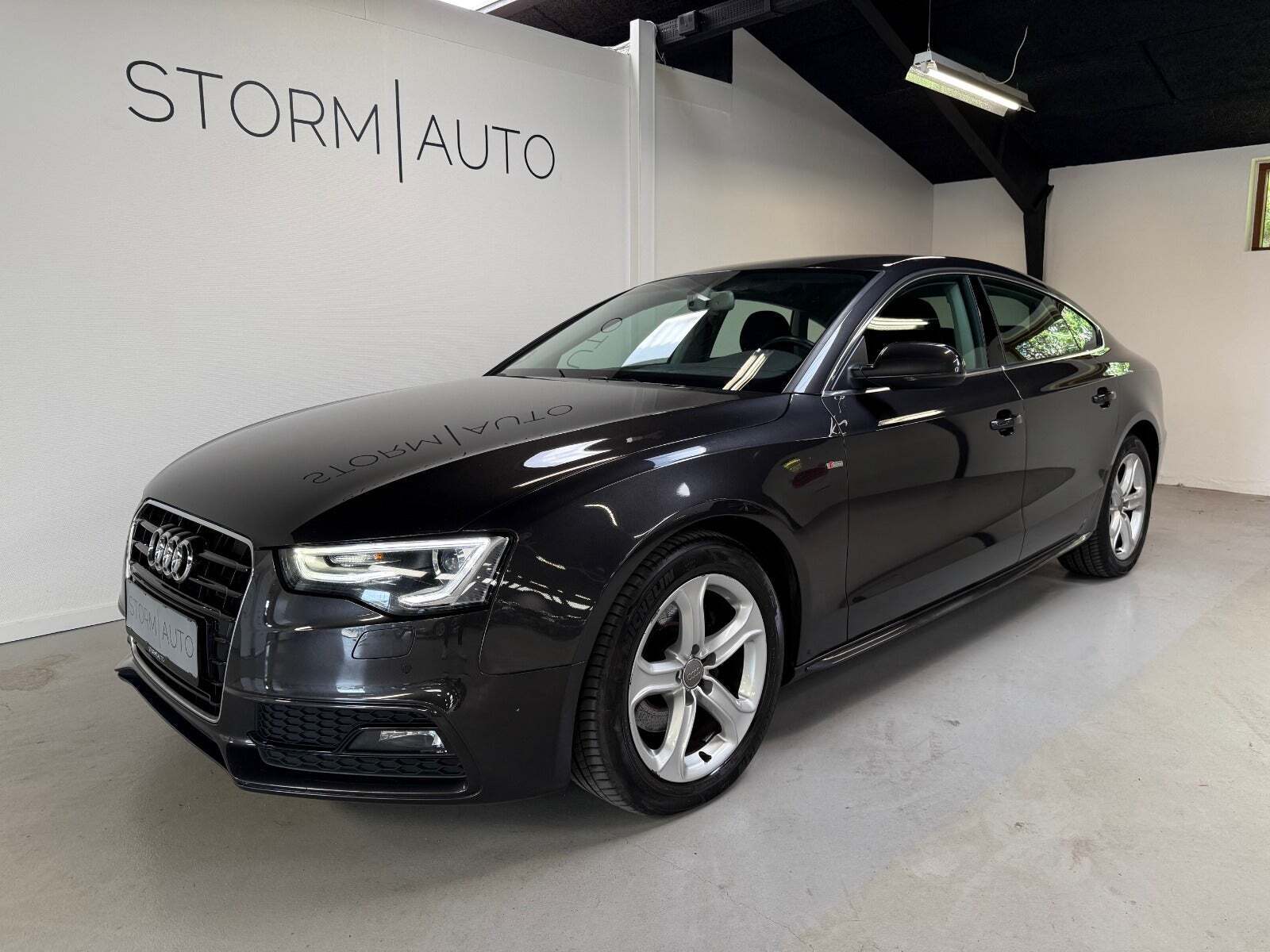 Sort Audi A5 fra 2016 set udefra