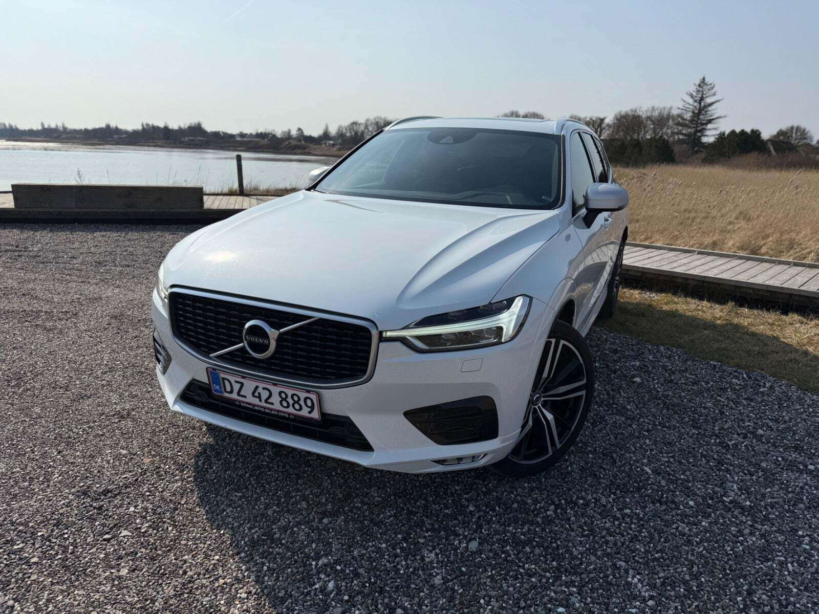 Hvid Volvo XC60 fra 2017 set udefra
