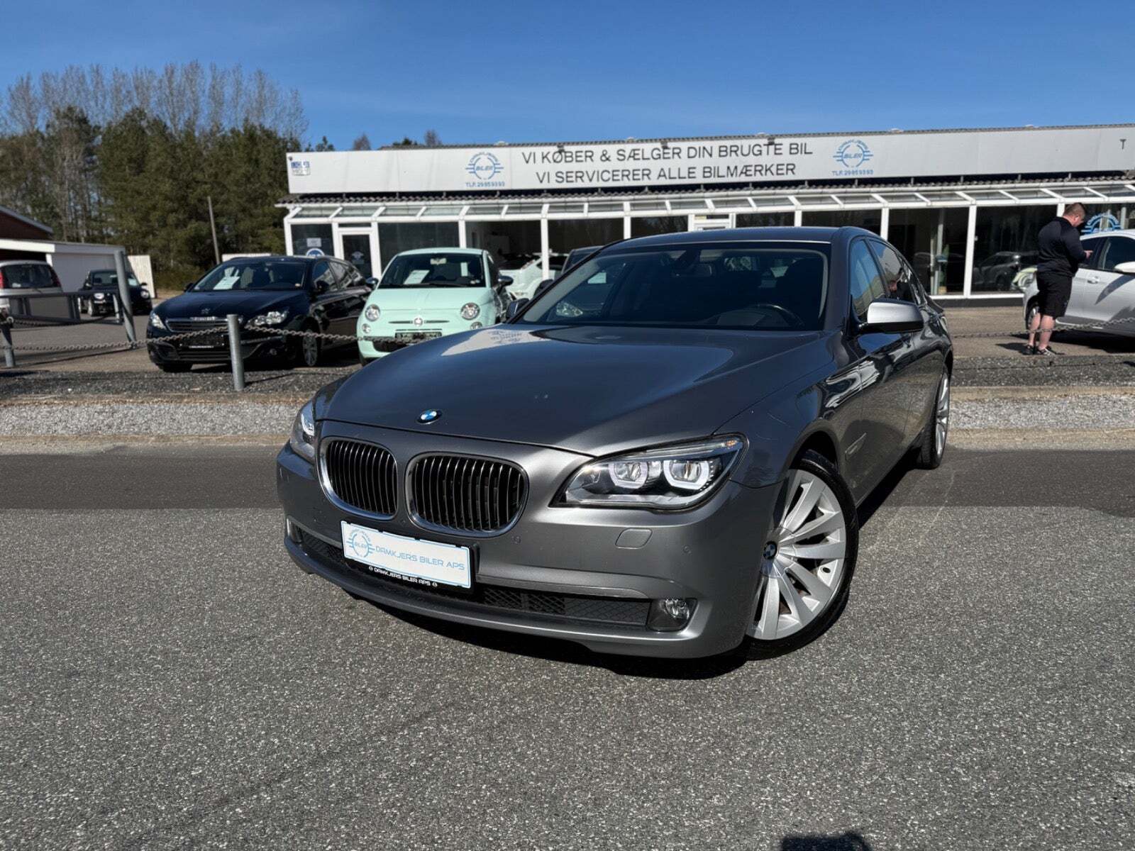 Sølv BMW 730d fra 2008 set udefra