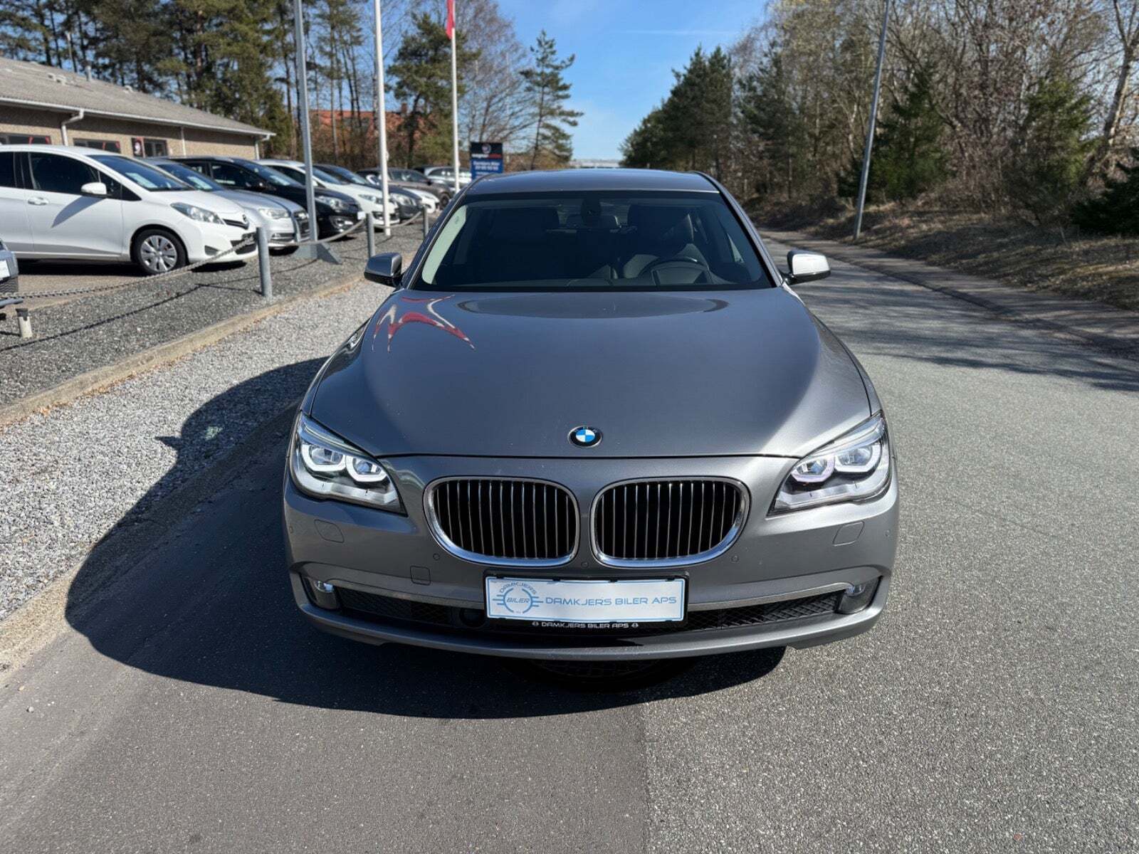 Sølv BMW 730d fra 2008 set udefra