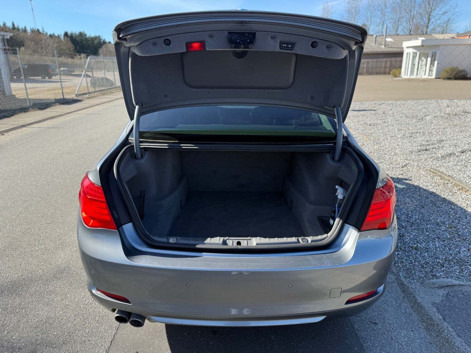 Sølv BMW 730d fra 2008 set udefra