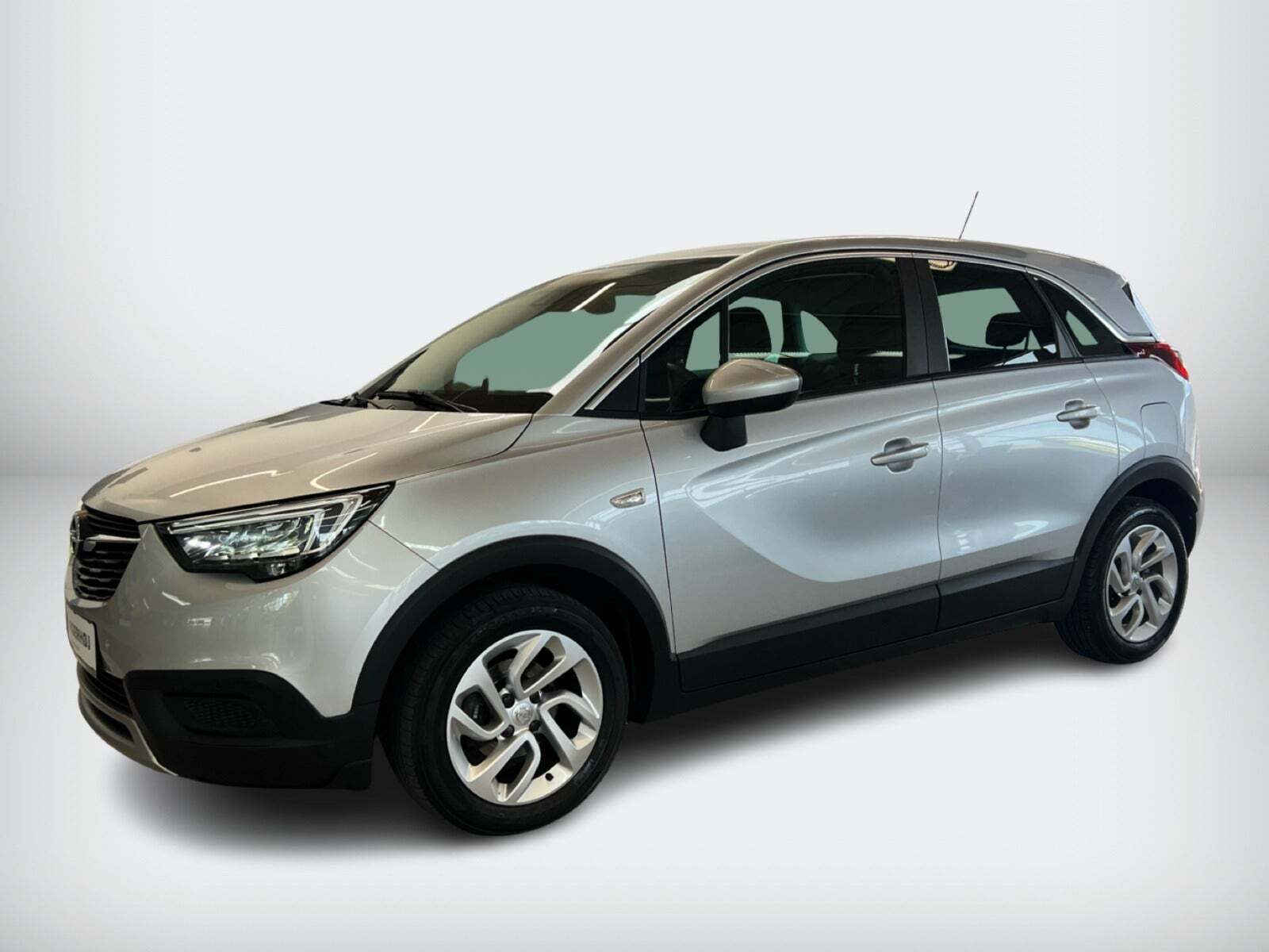 Grå Opel Crossland X fra 2019 set udefra