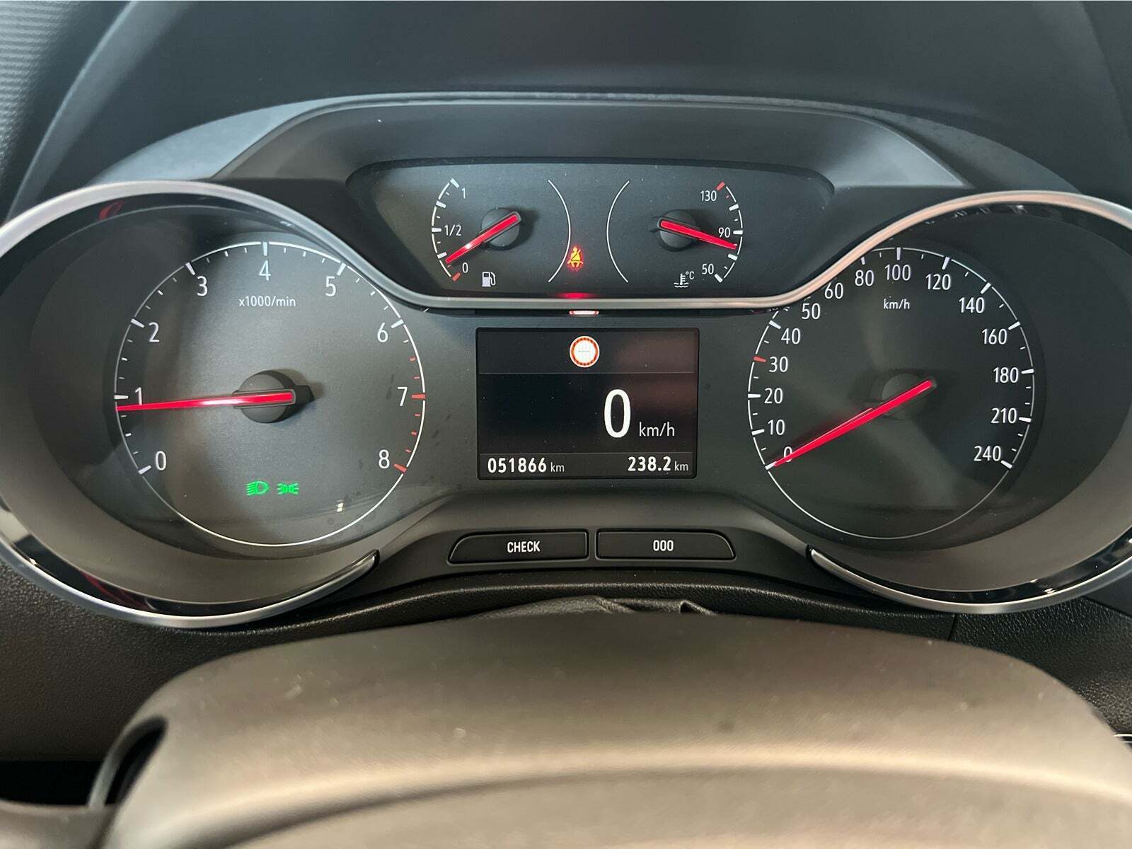 Grå Opel Crossland X fra 2019