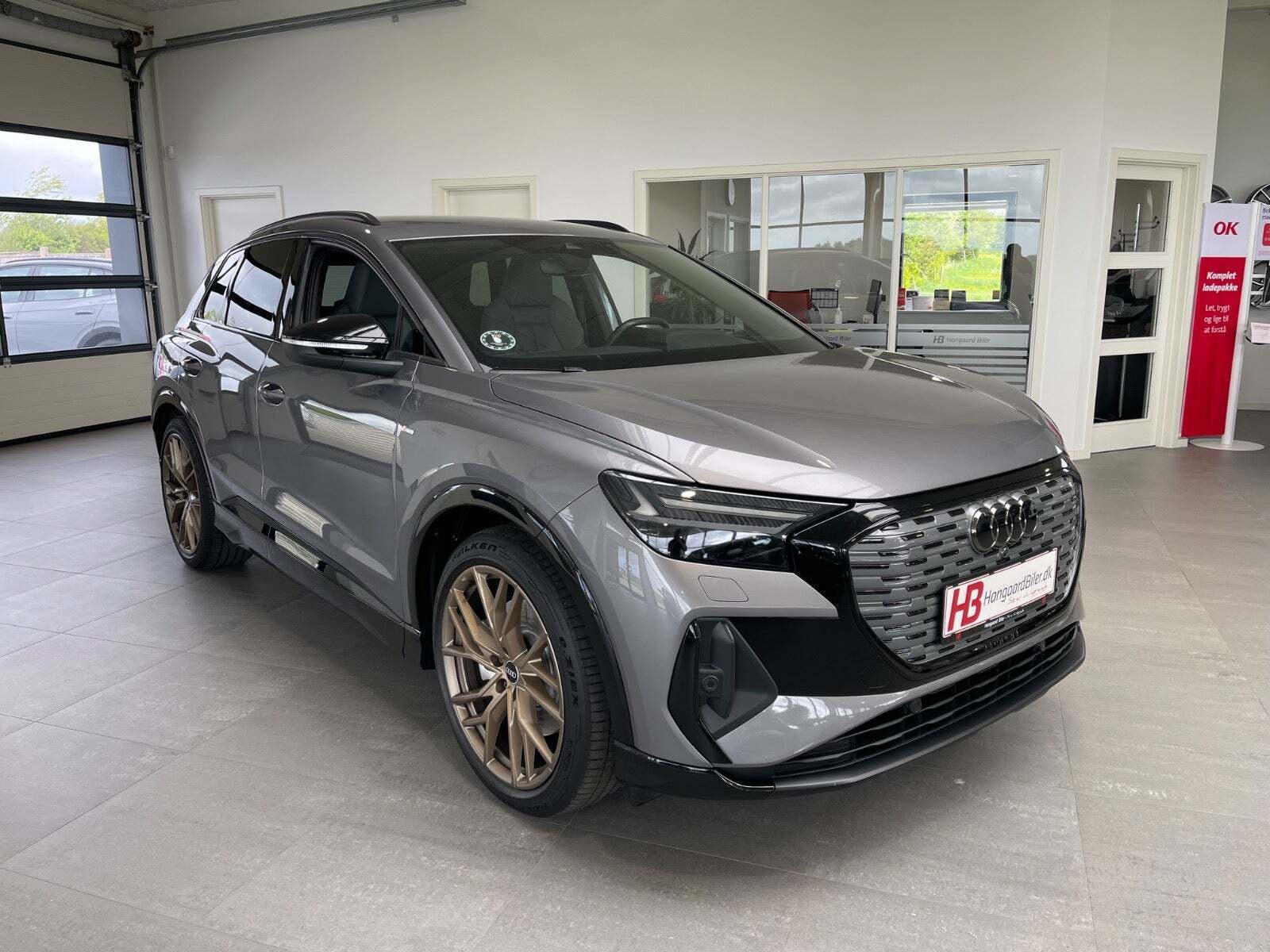 Grå Audi Q4 e-tron fra 2022 set udefra