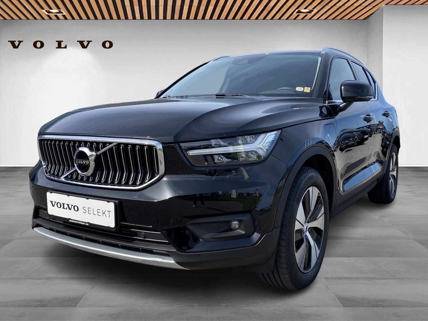 Sort Volvo XC40 fra 2021 set udefra