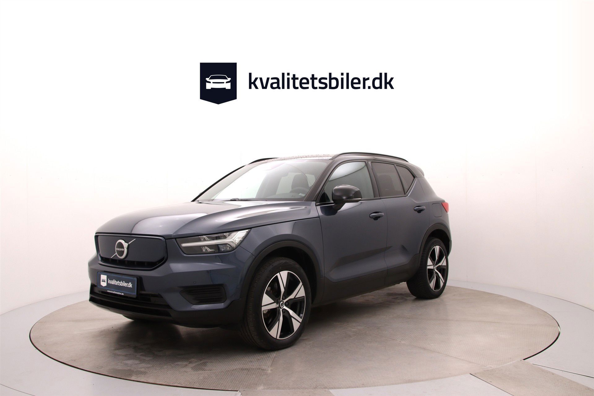 Blå Volvo XC40 fra 2022 set udefra