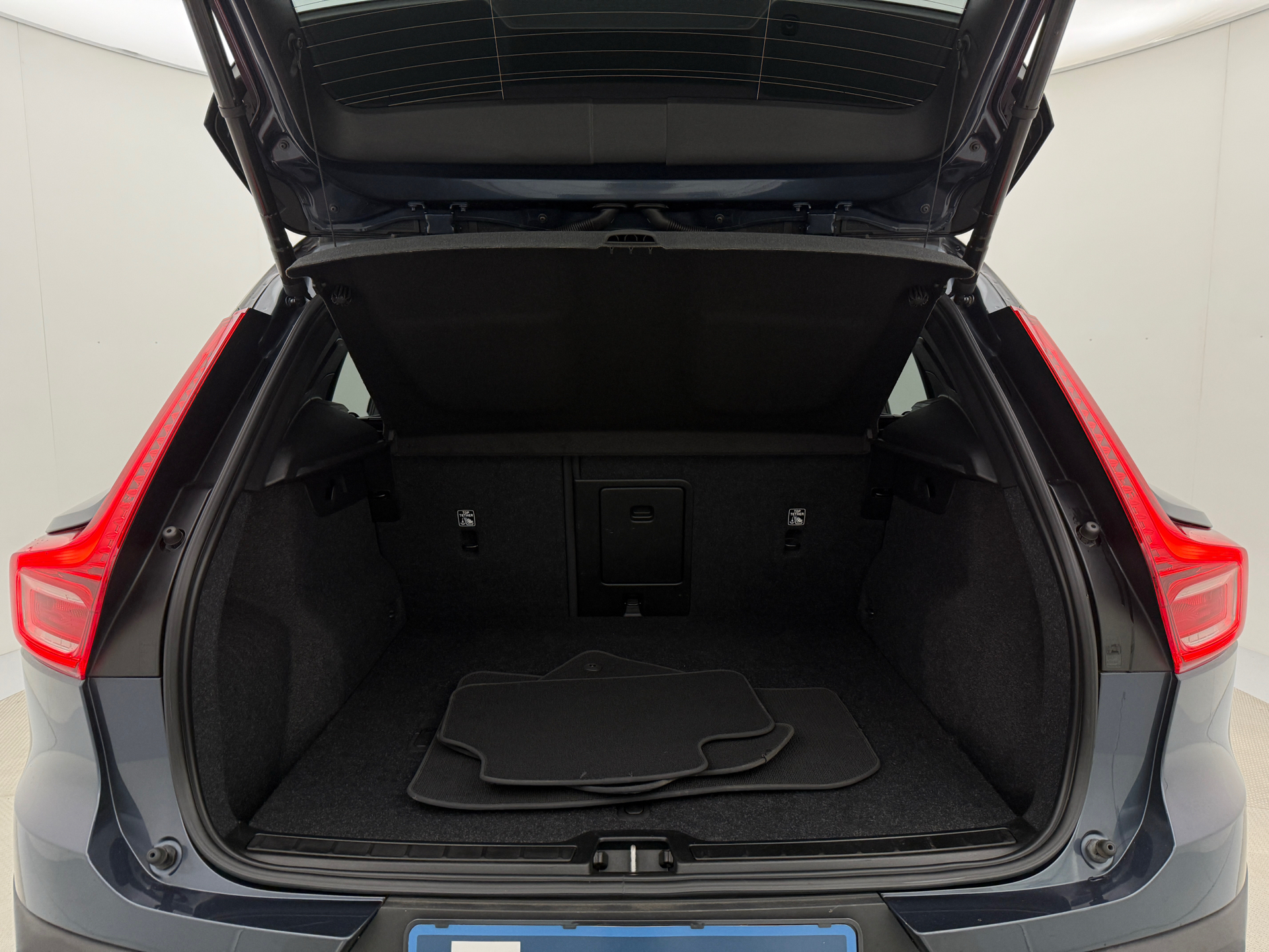 Blå Volvo XC40 fra 2022