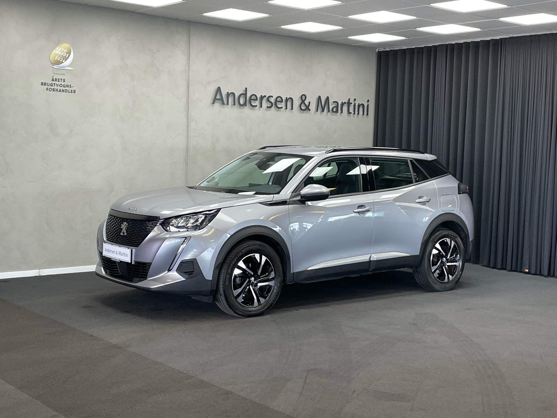 Grå Peugeot 2008 fra 2020 set udefra