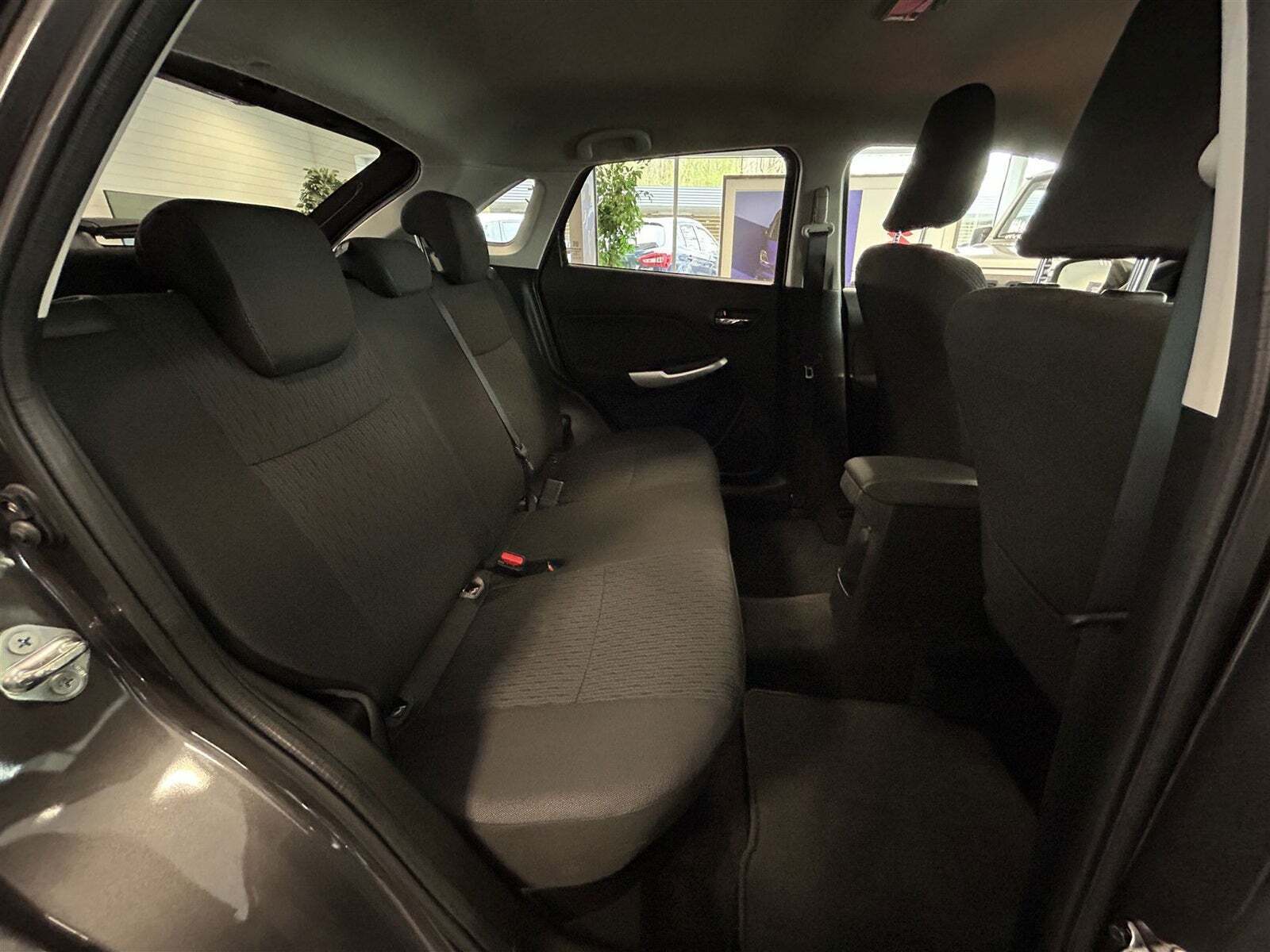 Grå Suzuki Baleno fra 2019