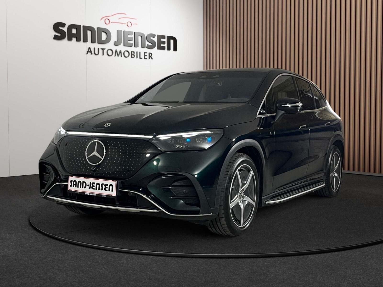 Grøn Mercedes EQE500 SUV fra 2023 set udefra