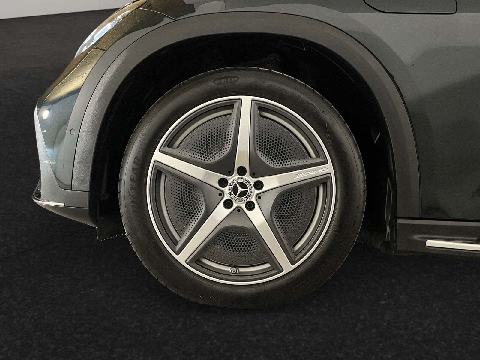 Grøn Mercedes EQE500 SUV fra 2023