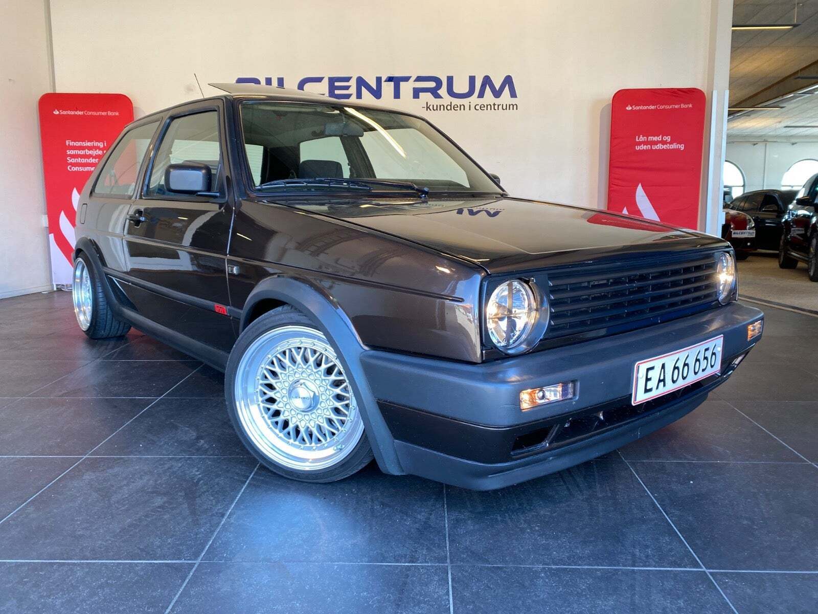 Brun VW Golf II fra 1989 set udefra