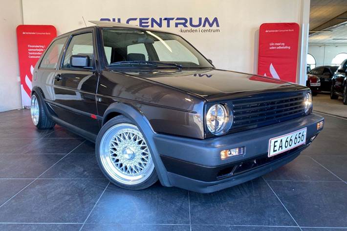 Brun VW Golf II fra 1989 set udefra