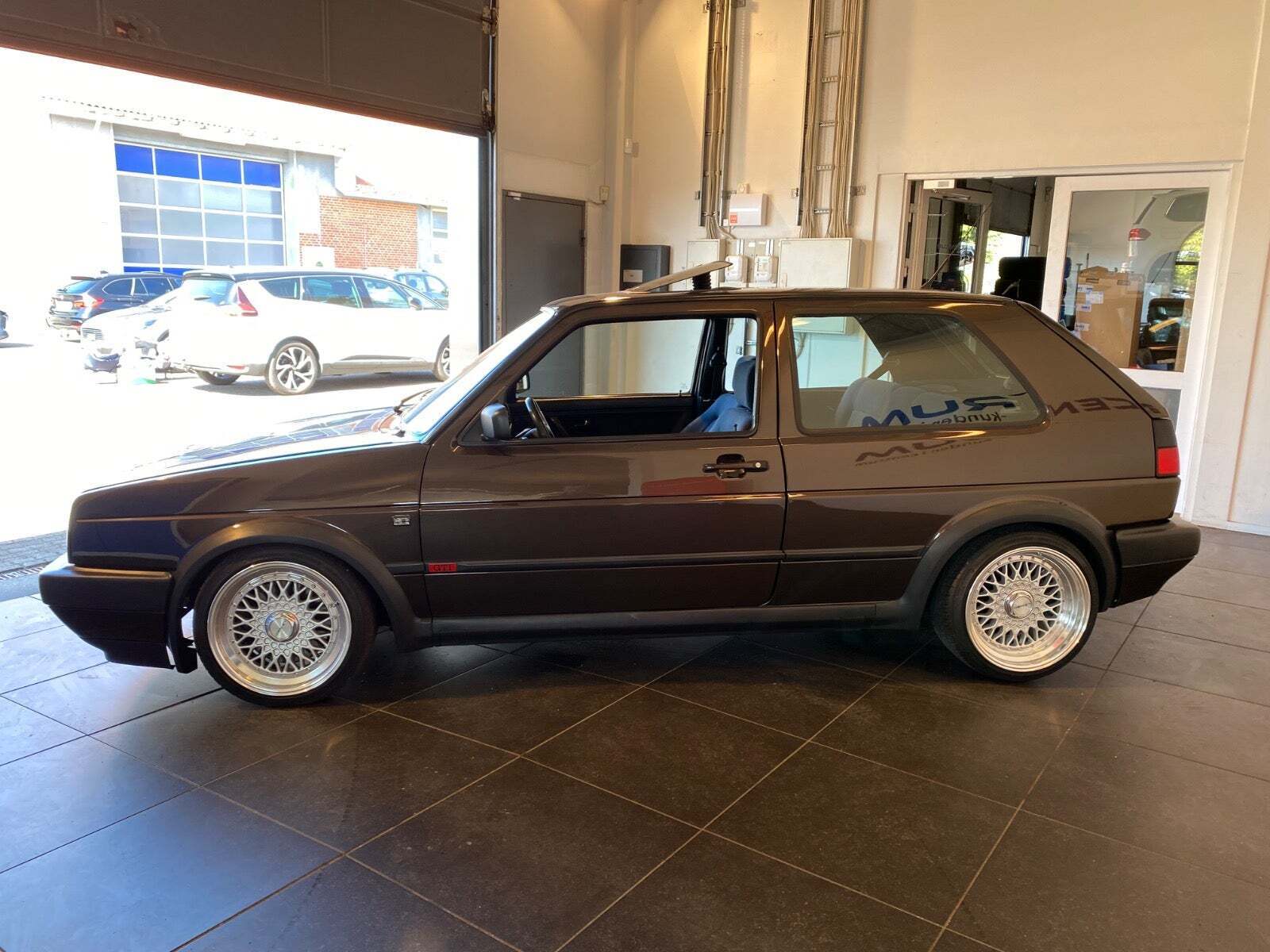 Brun VW Golf II fra 1989 set udefra