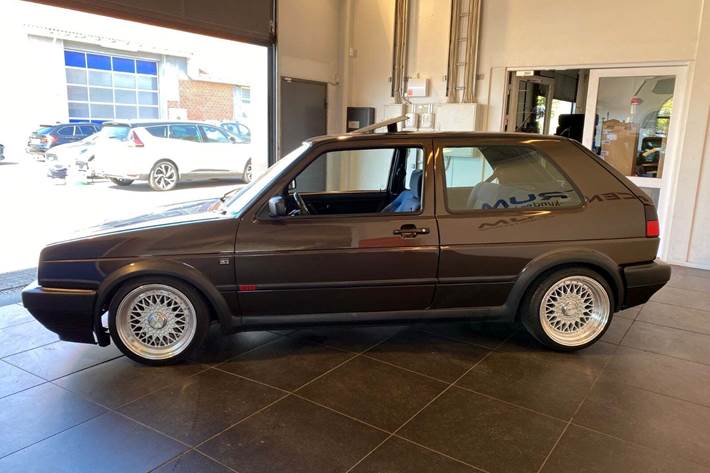 Brun VW Golf II fra 1989 set udefra