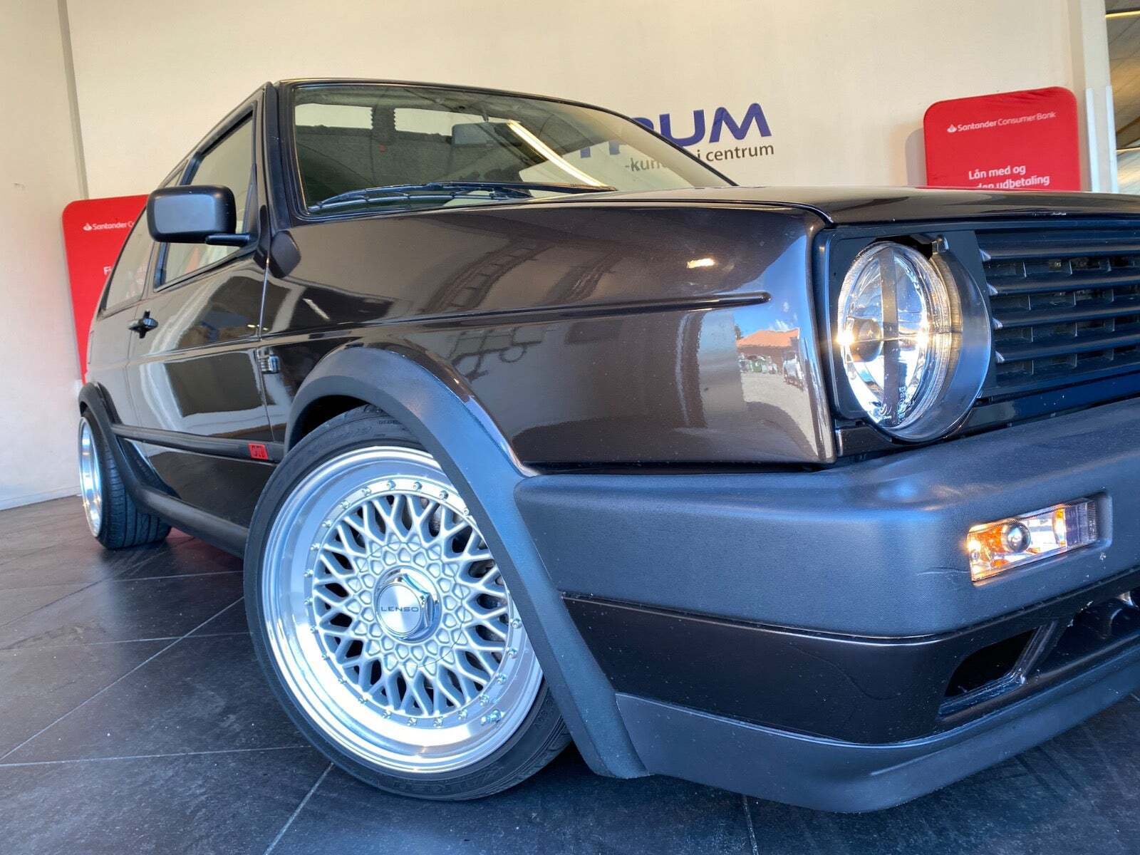 Brun VW Golf II fra 1989 set udefra