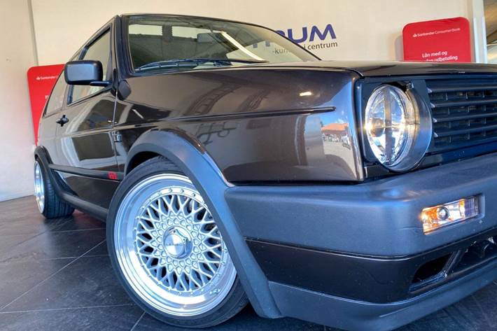Brun VW Golf II fra 1989 set udefra