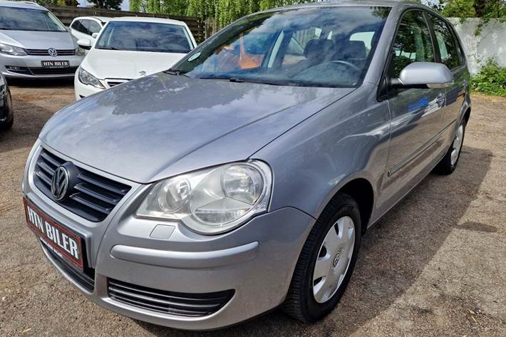 Grå VW Polo fra 2006 set udefra