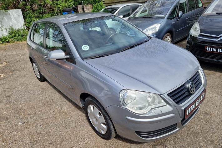 Grå VW Polo fra 2006