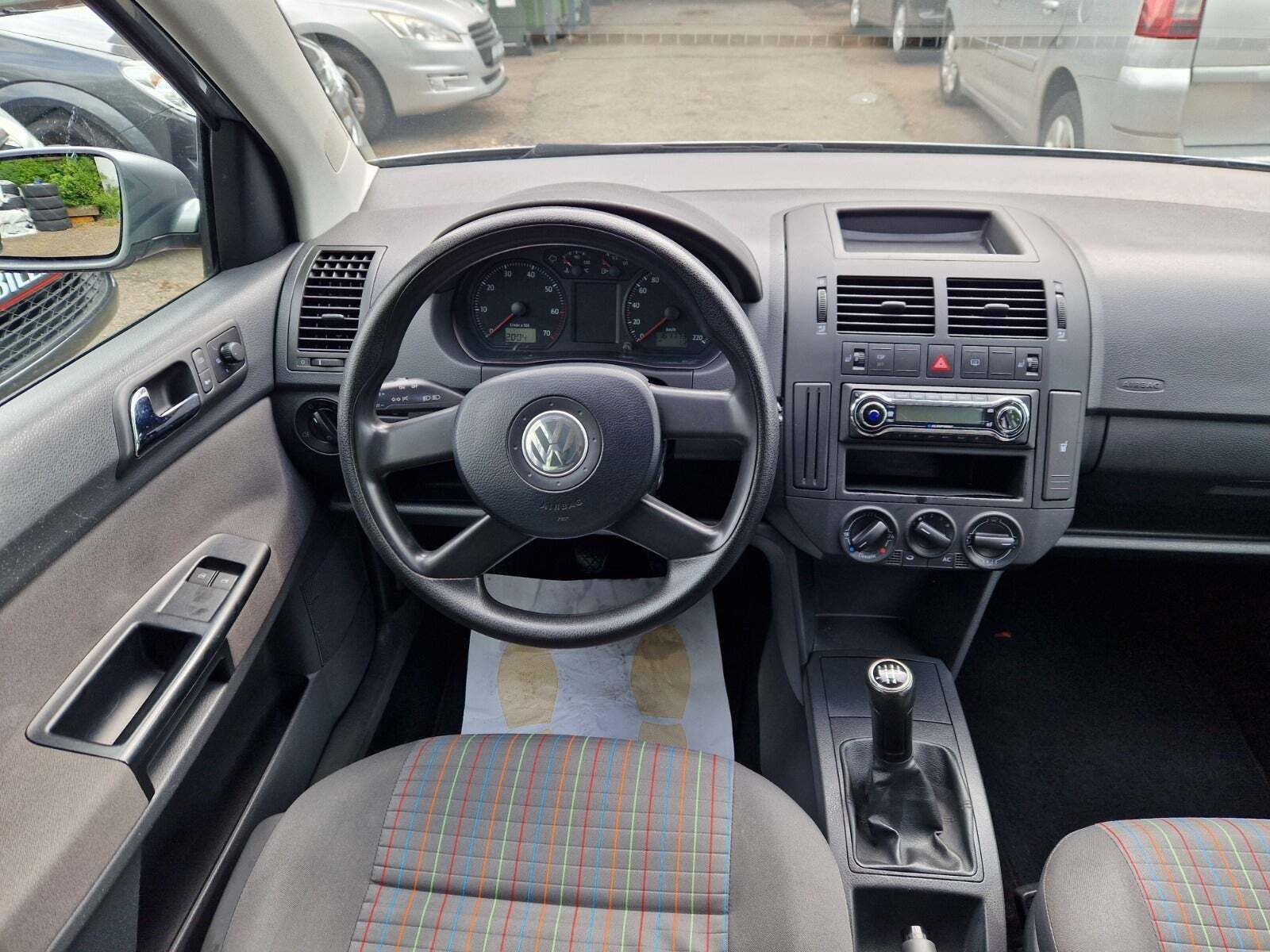 Grå VW Polo fra 2006