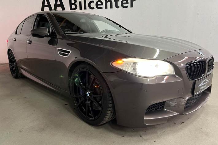Brun BMW M5 fra 2012 set udefra