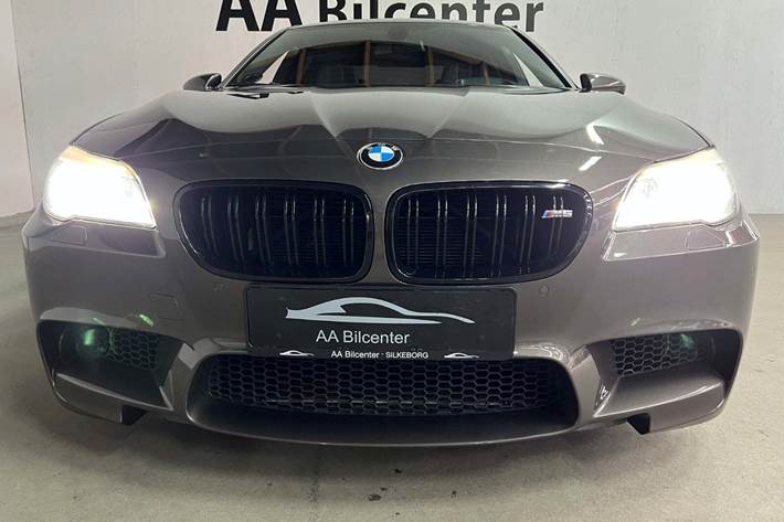 Brun BMW M5 fra 2012 set udefra