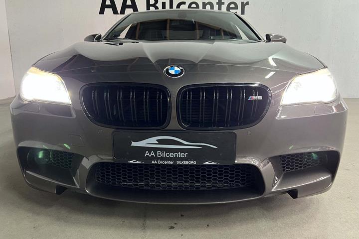 Brun BMW M5 fra 2012 set udefra