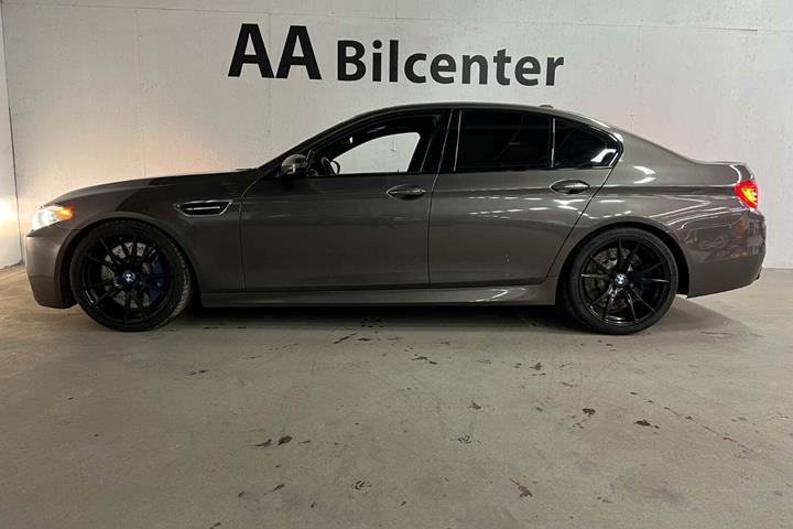 Brun BMW M5 fra 2012