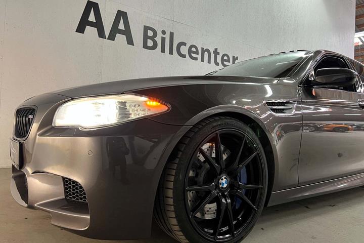 Brun BMW M5 fra 2012 set udefra