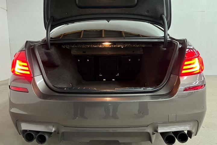Brun BMW M5 fra 2012
